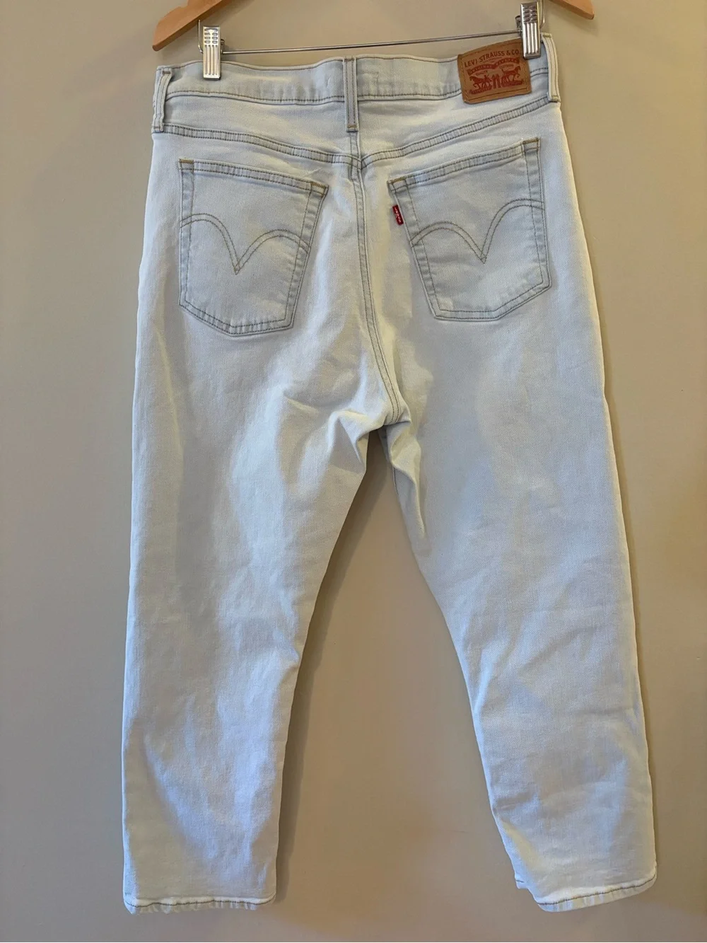 Levi's women’s Light Blue, high waist Cropped, wedge, straight Jeans, Sz 32. - Picture 5 of 16